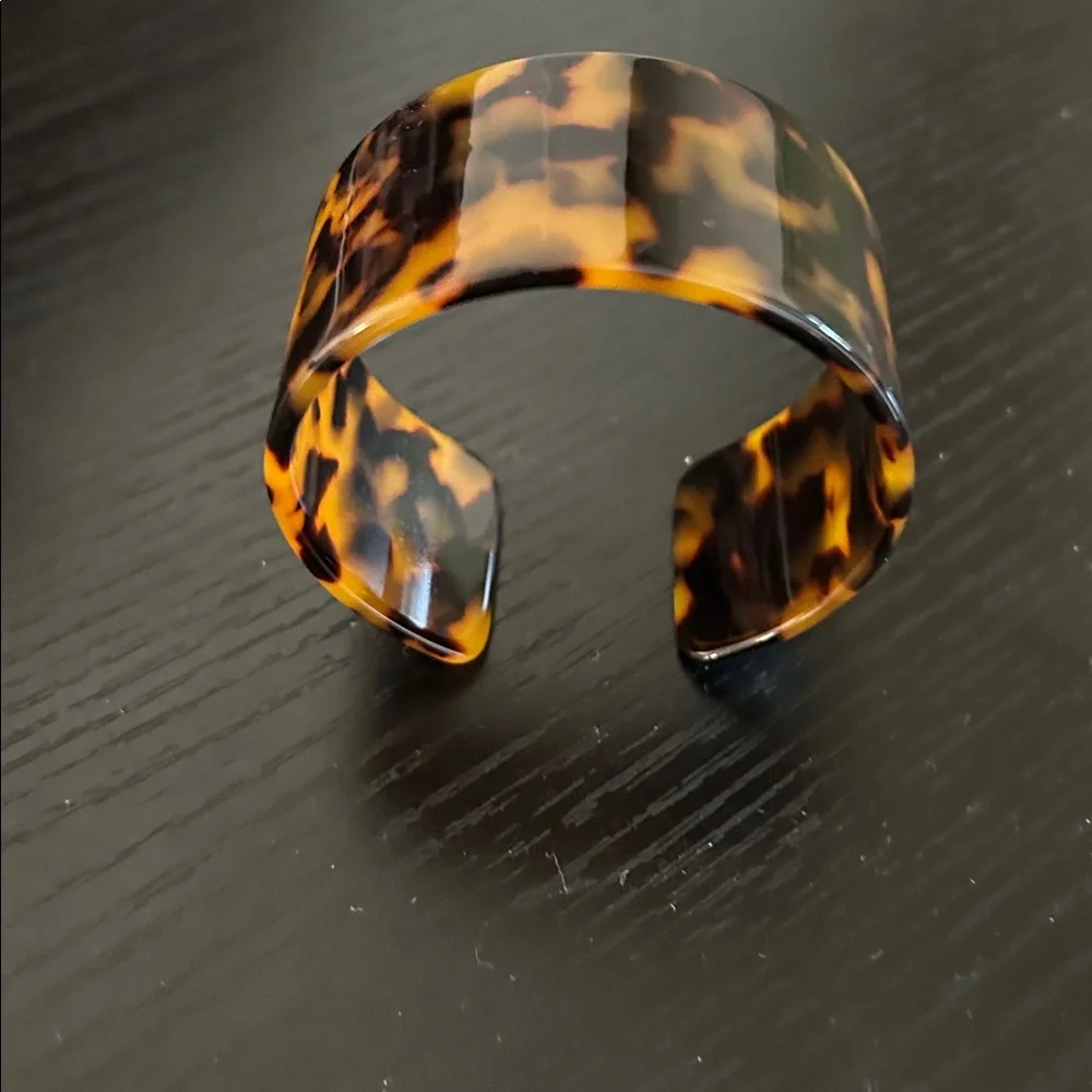 Faux Tortoise print cuff Bracelet - Picture 3 of 6